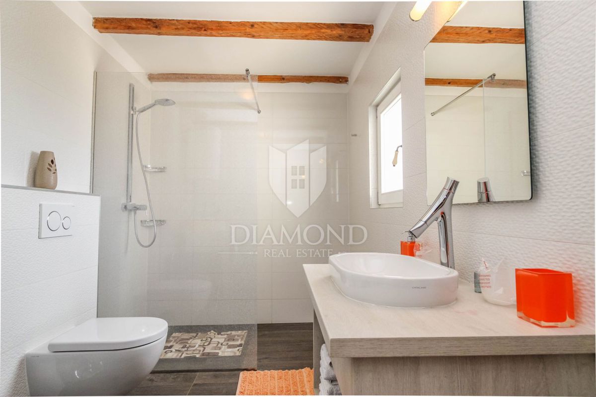 Porec, Palazzina in pietra non lontano dalla città