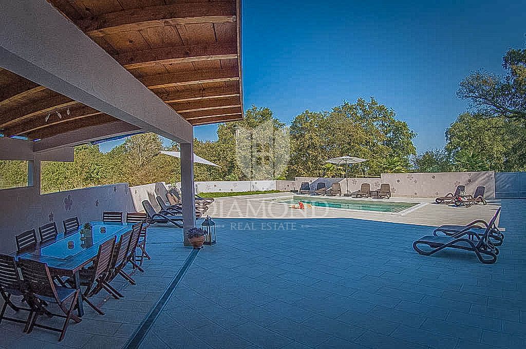 Dintorni di Cittanova, spazioso appartamento con ampio giardino e piscina