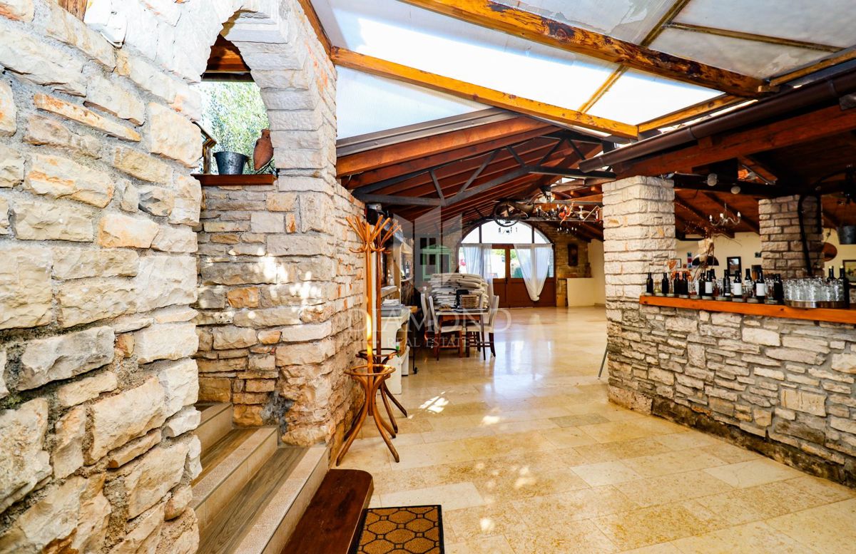 Opportunità! Taverna con camere e due appartamenti in vendita!