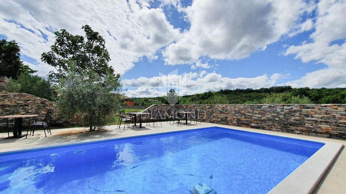 Opportunità! Taverna con camere e due appartamenti in vendita!