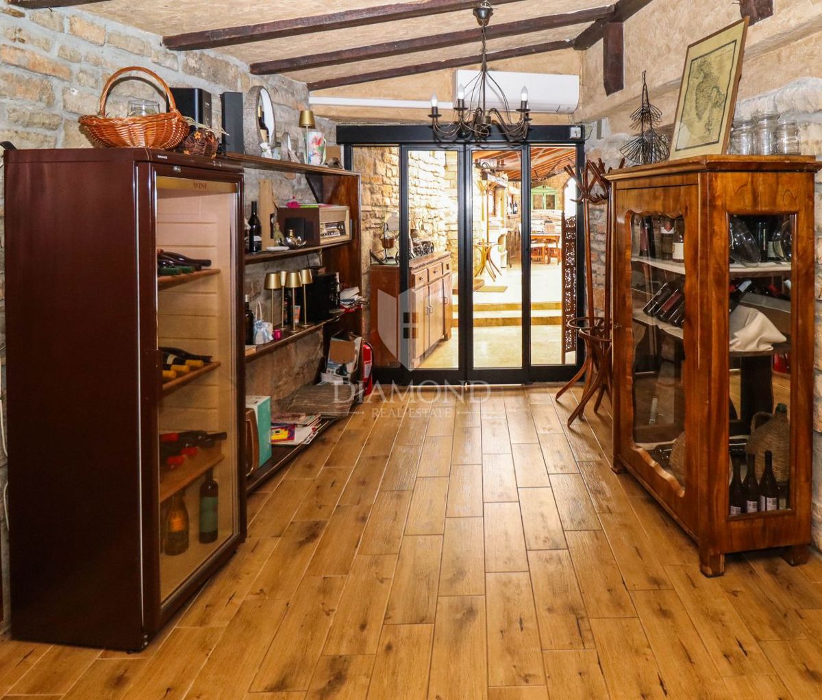Opportunità! Taverna con camere e due appartamenti in vendita!