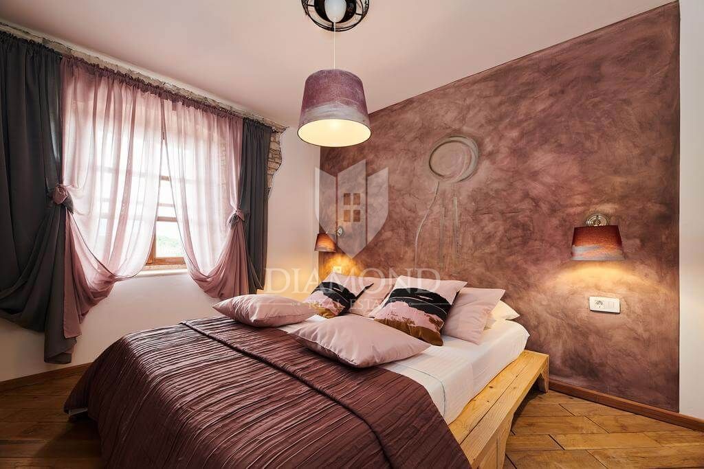 Opportunità! Taverna con camere e due appartamenti in vendita!