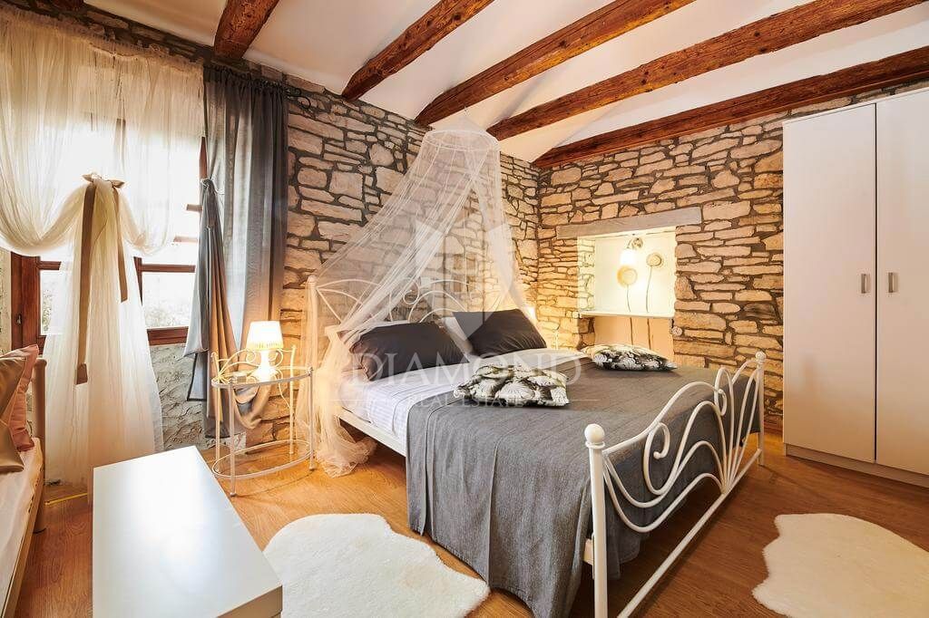 Opportunità! Taverna con camere e due appartamenti in vendita!