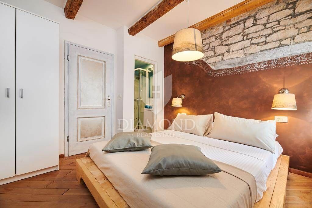 Opportunità! Taverna con camere e due appartamenti in vendita!