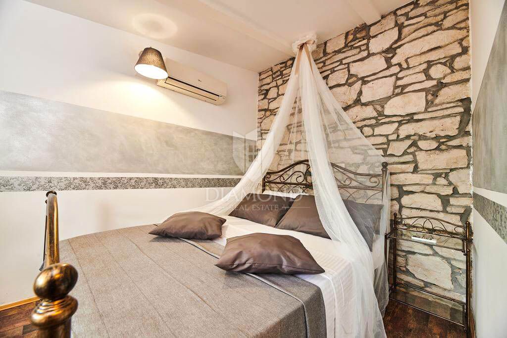 Opportunità! Taverna con camere e due appartamenti in vendita!