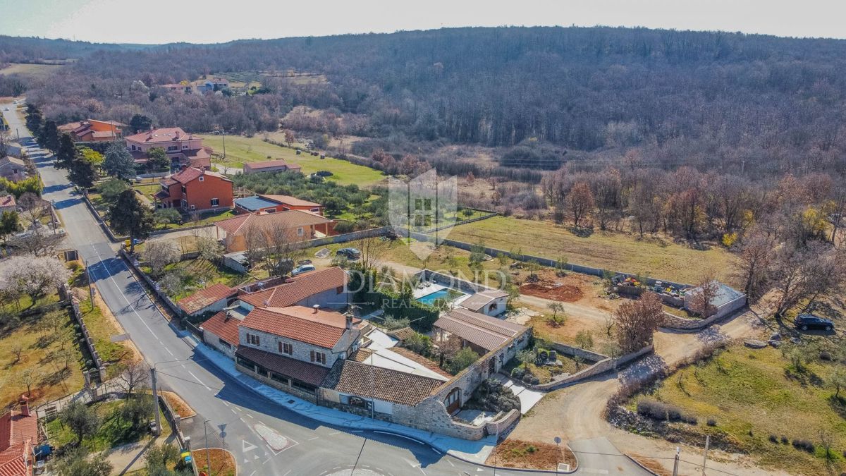 Opportunità! Taverna con camere e due appartamenti in vendita!
