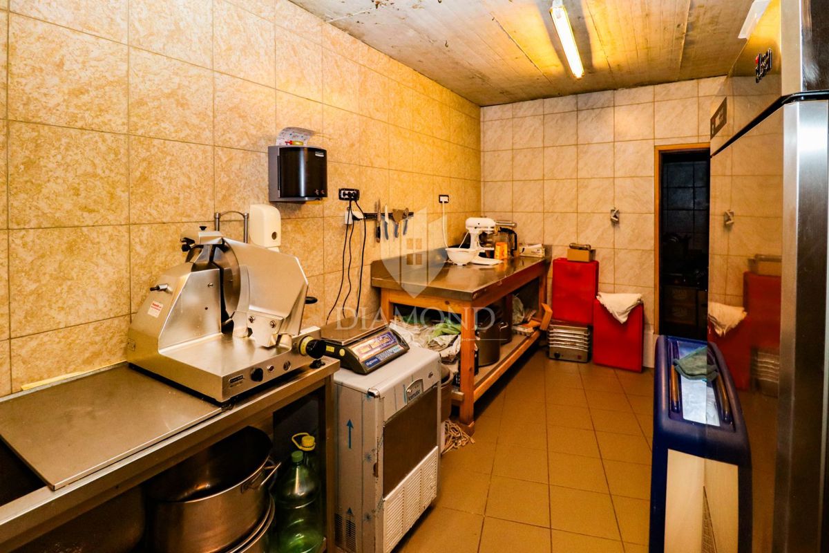 Opportunità! Taverna con camere e due appartamenti in vendita!