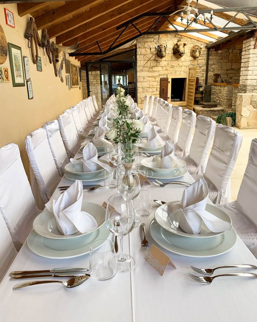 Opportunità! Taverna con camere e due appartamenti in vendita!