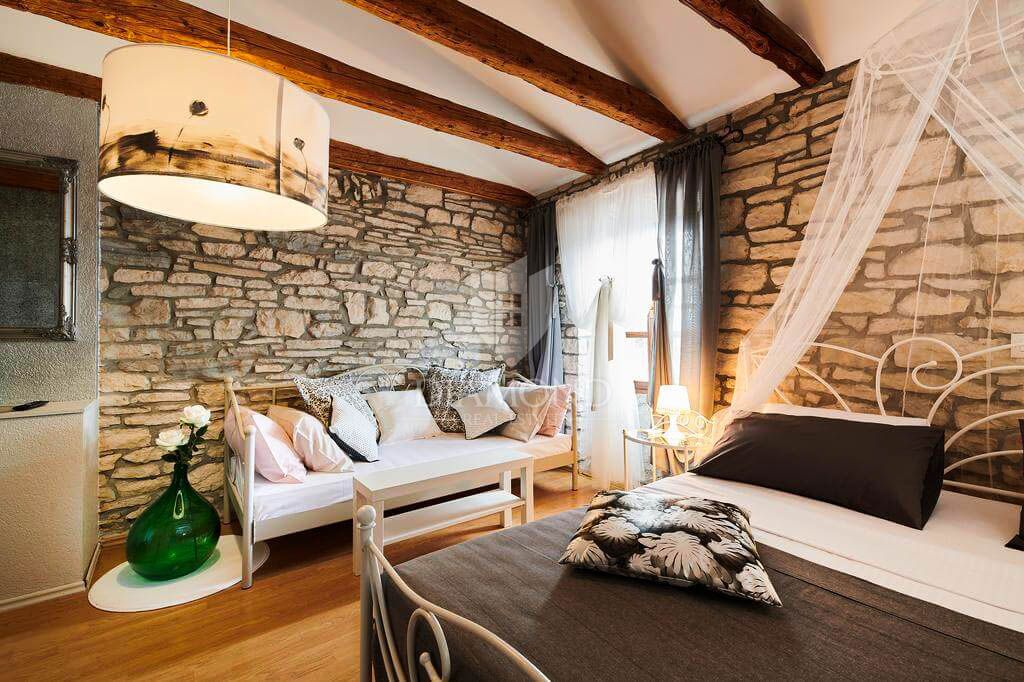 Opportunità! Taverna con camere e due appartamenti in vendita!