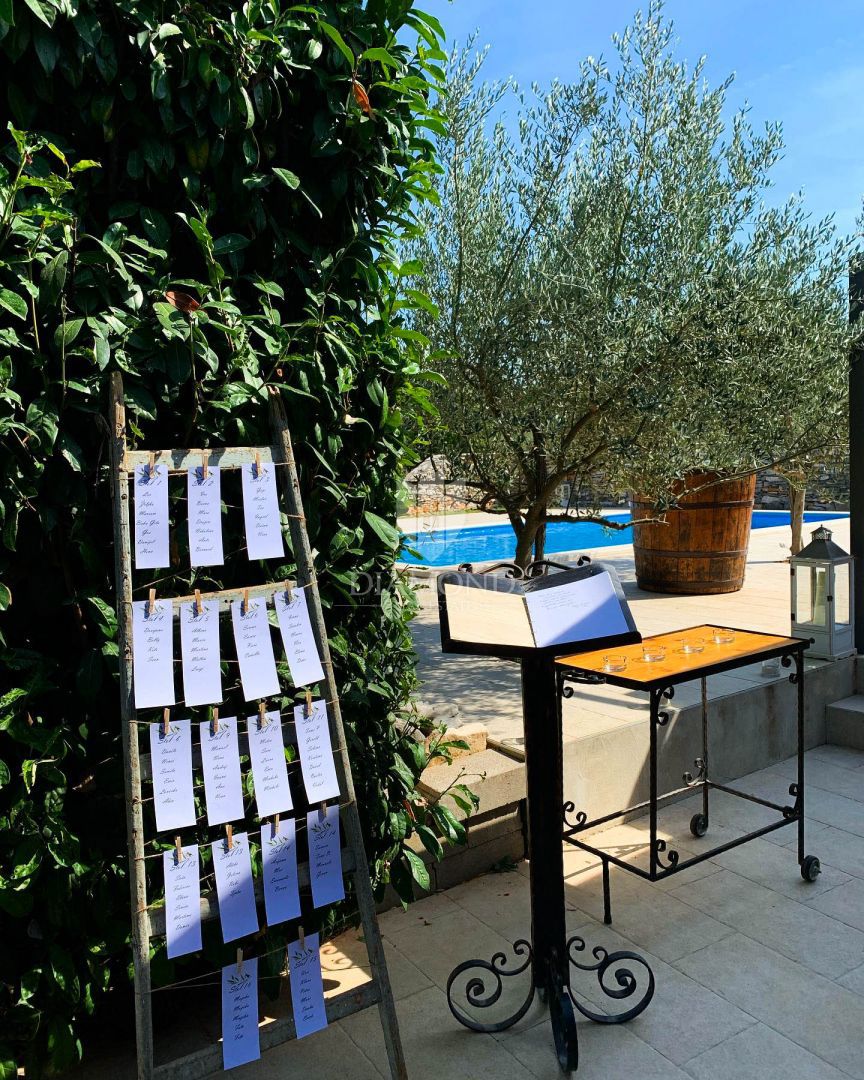 Opportunità! Taverna con camere e due appartamenti in vendita!