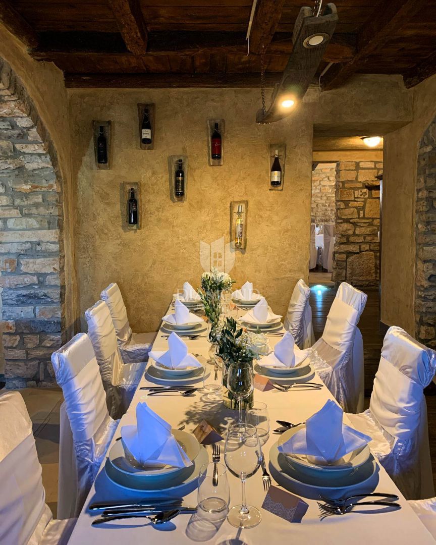 Opportunità! Taverna con camere e due appartamenti in vendita!