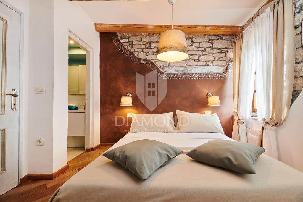 Opportunità! Taverna con camere e due appartamenti in vendita!