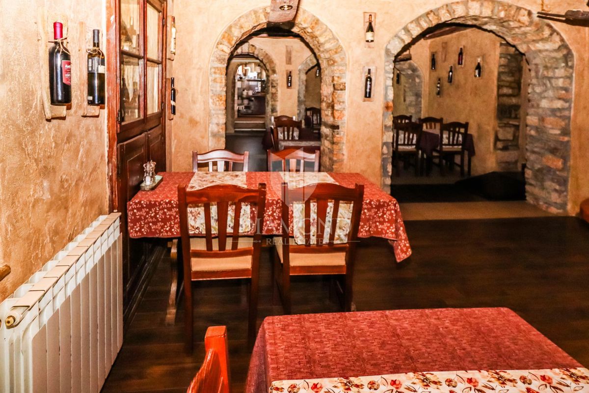 Opportunità! Taverna con camere e due appartamenti in vendita!