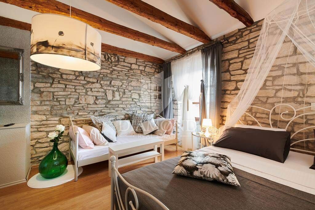 Opportunità! Taverna con camere e due appartamenti in vendita!