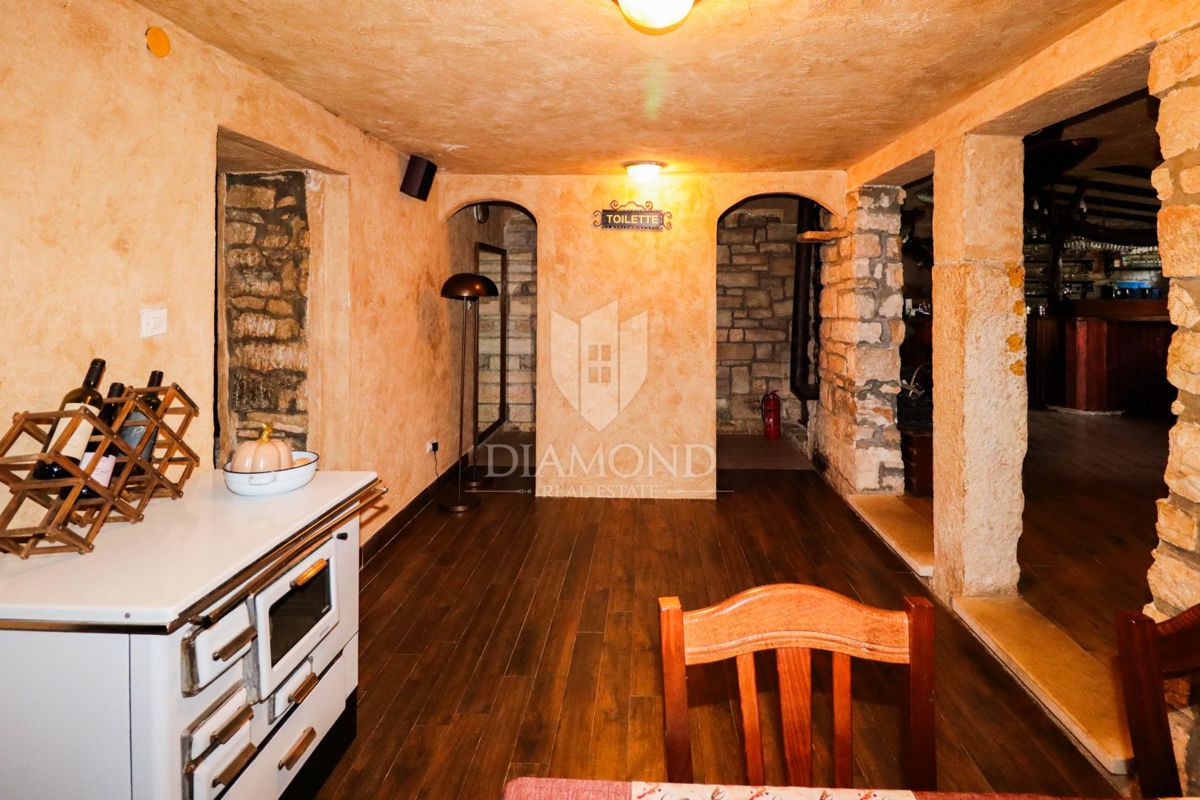 Opportunità! Taverna con camere e due appartamenti in vendita!