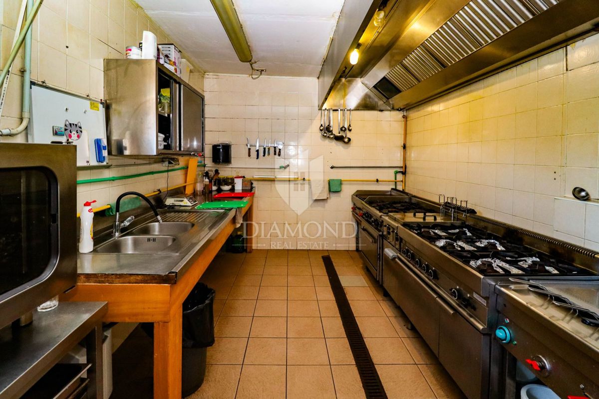 Opportunità! Taverna con camere e due appartamenti in vendita!