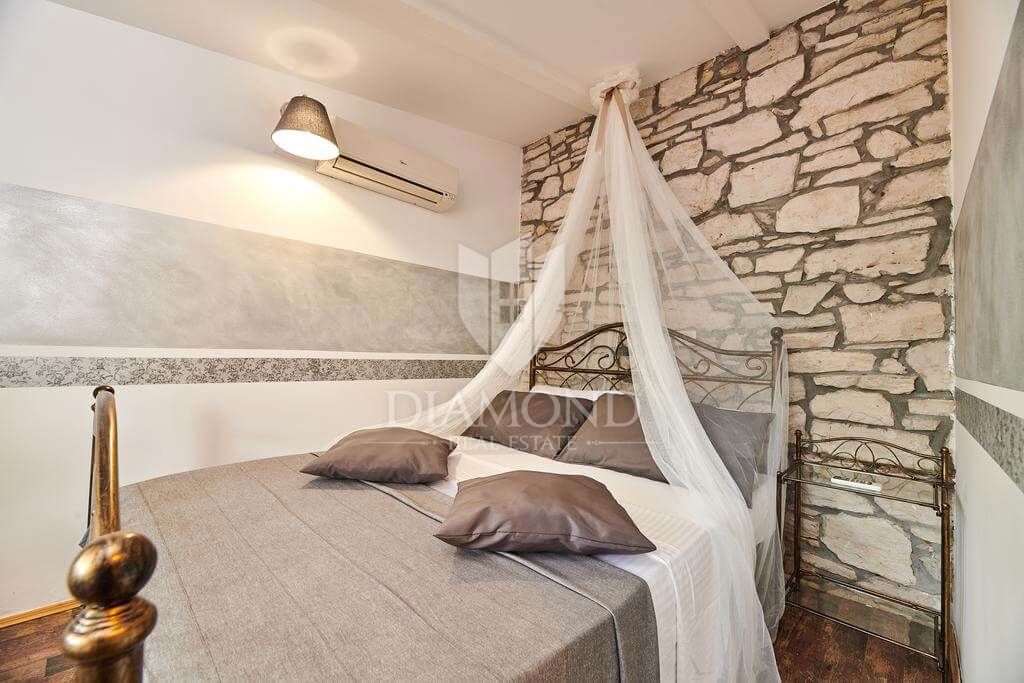 Opportunità! Taverna con camere e due appartamenti in vendita!