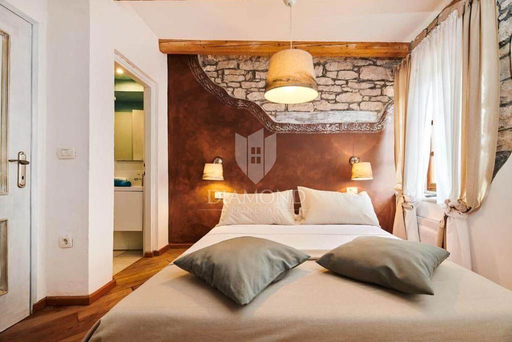 Opportunità! Taverna con camere e due appartamenti in vendita!