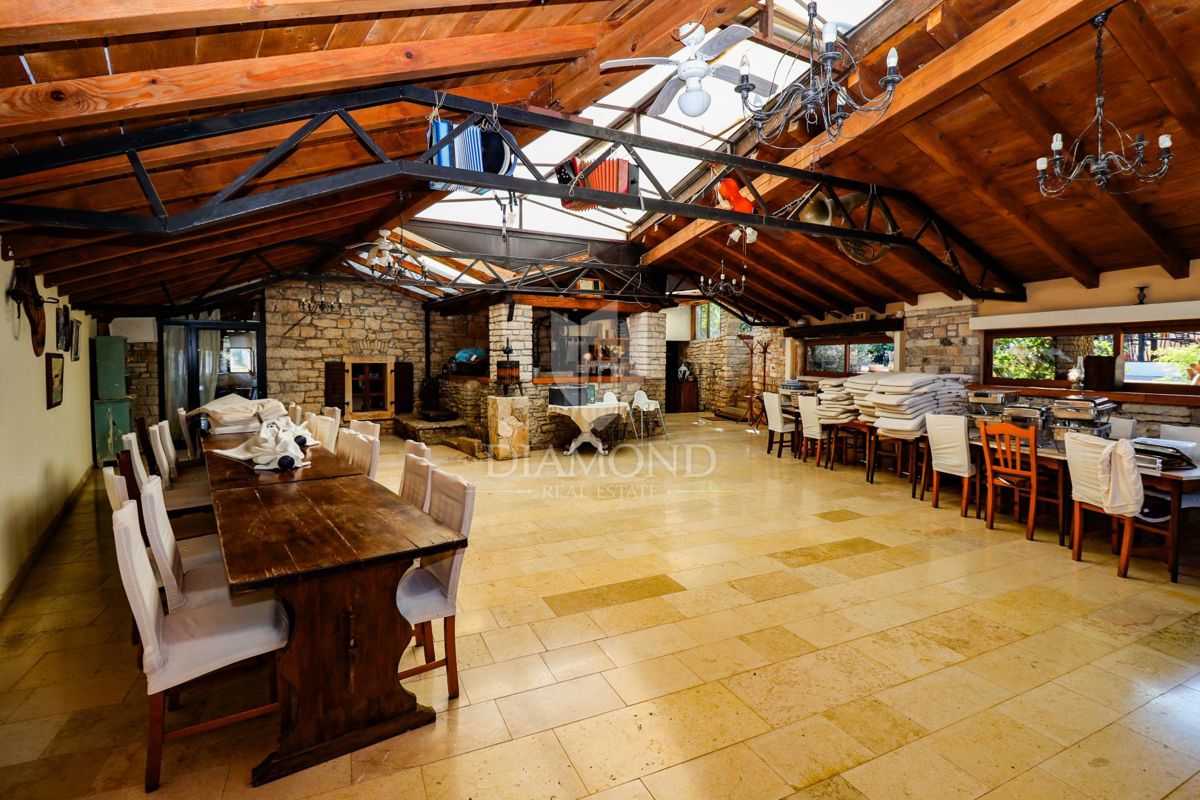 Opportunità! Taverna con camere e due appartamenti in vendita!