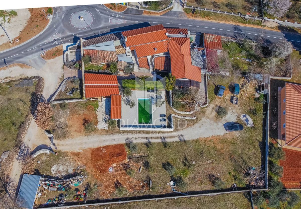 Opportunità! Taverna con camere e due appartamenti in vendita!
