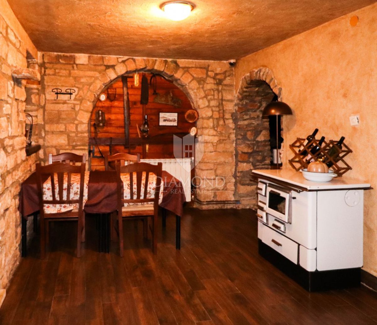 Opportunità! Taverna con camere e due appartamenti in vendita!