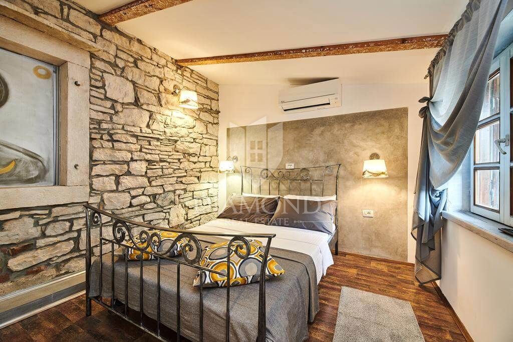 Opportunità! Taverna con camere e due appartamenti in vendita!