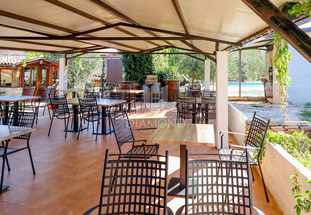 Opportunità! Taverna con camere e due appartamenti in vendita!