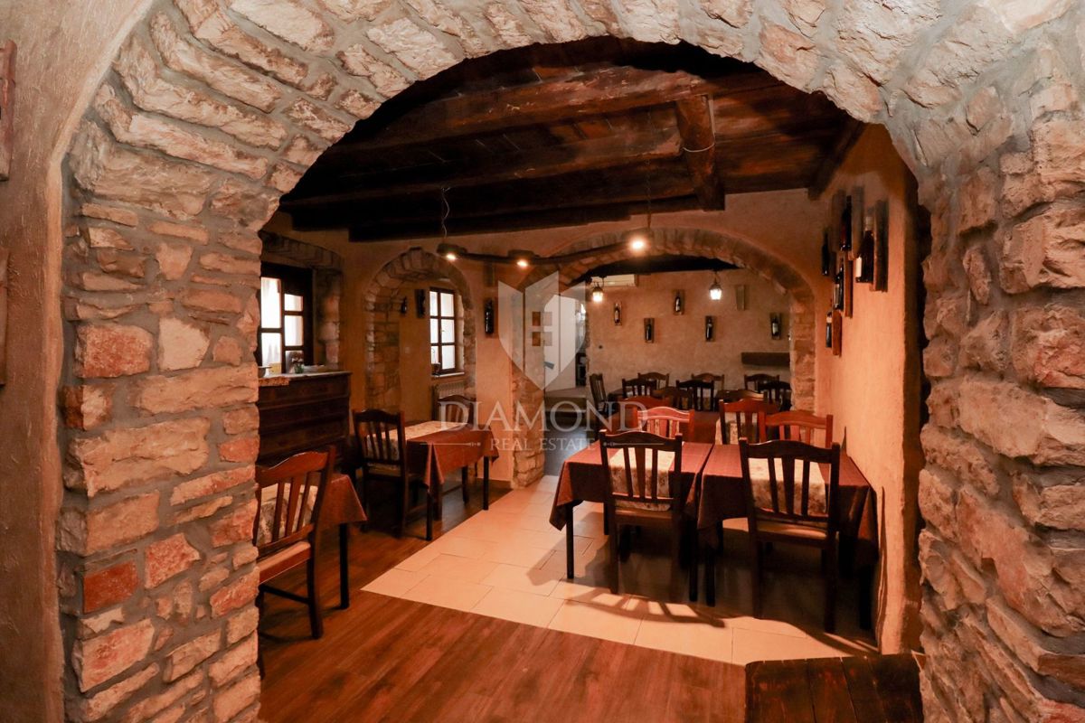 Opportunità! Taverna con camere e due appartamenti in vendita!