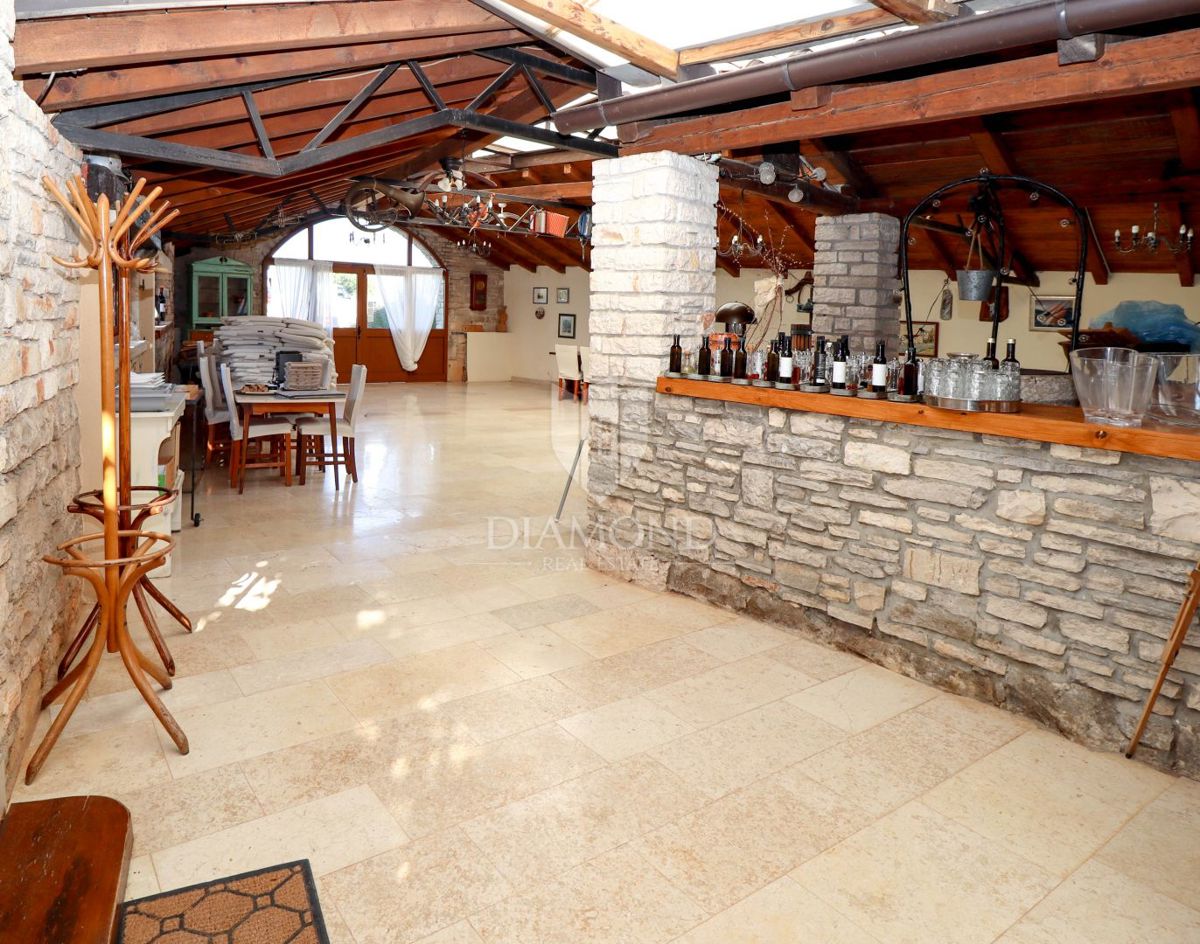 Opportunità! Taverna con camere e due appartamenti in vendita!