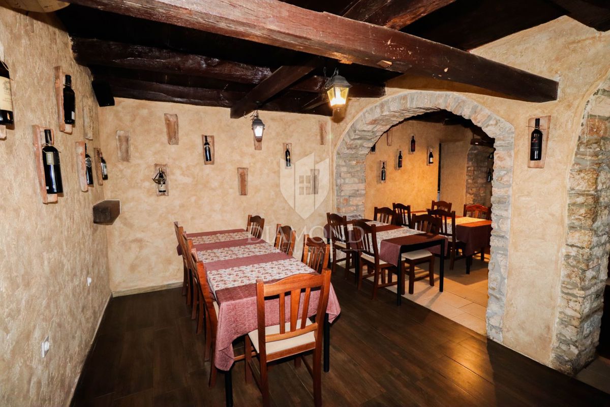 Opportunità! Taverna con camere e due appartamenti in vendita!