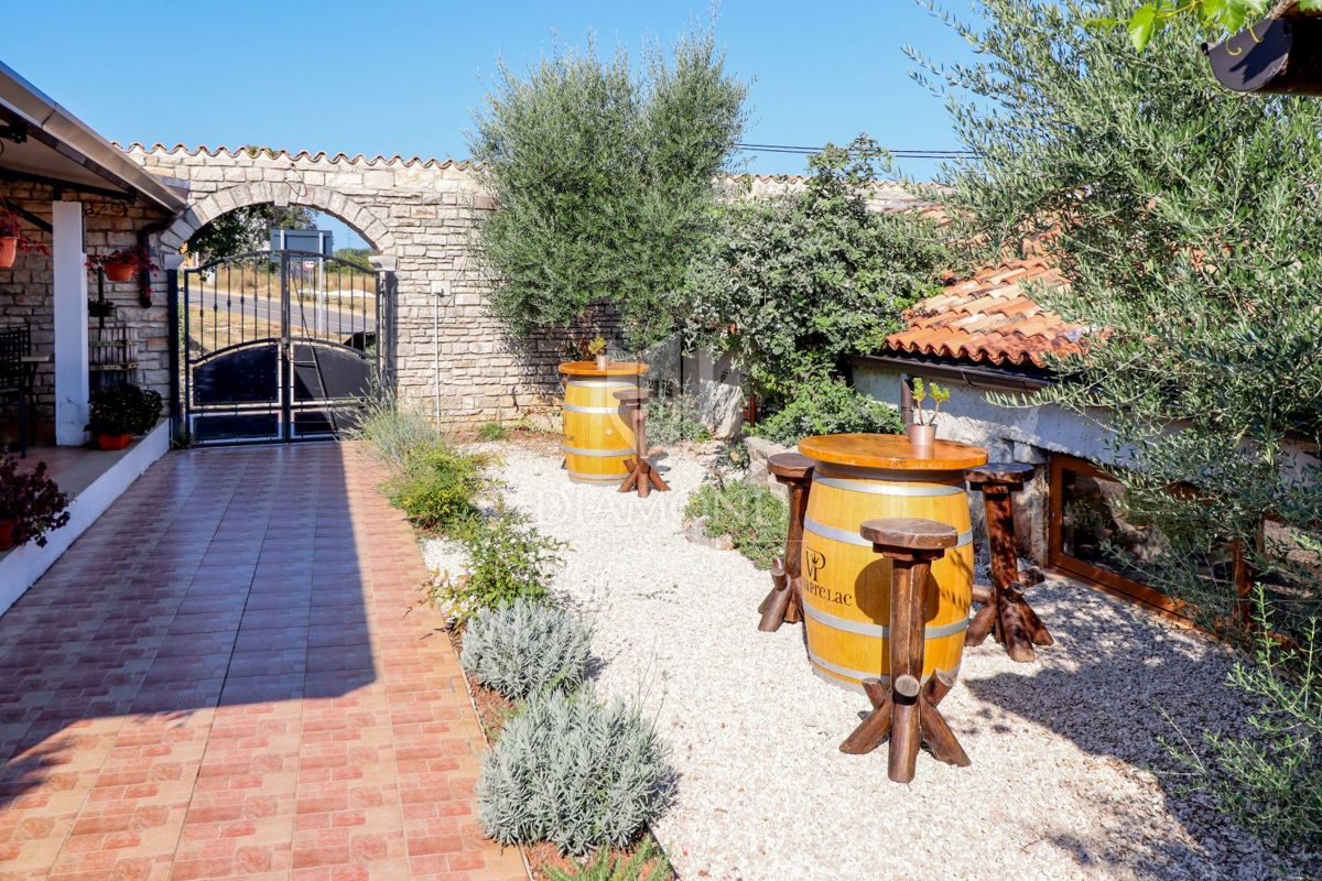 Opportunità! Taverna con camere e due appartamenti in vendita!