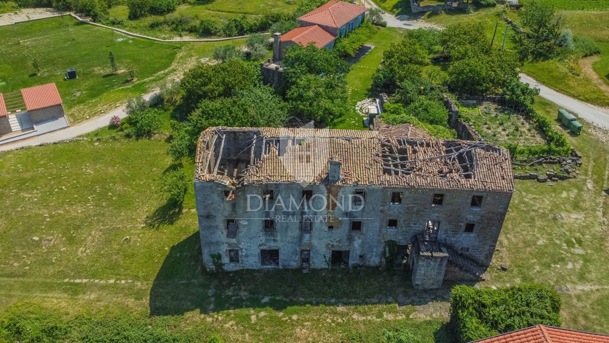 Momiano, dintorni! Rudere da ristrutturare con vista panoramica sul mare!