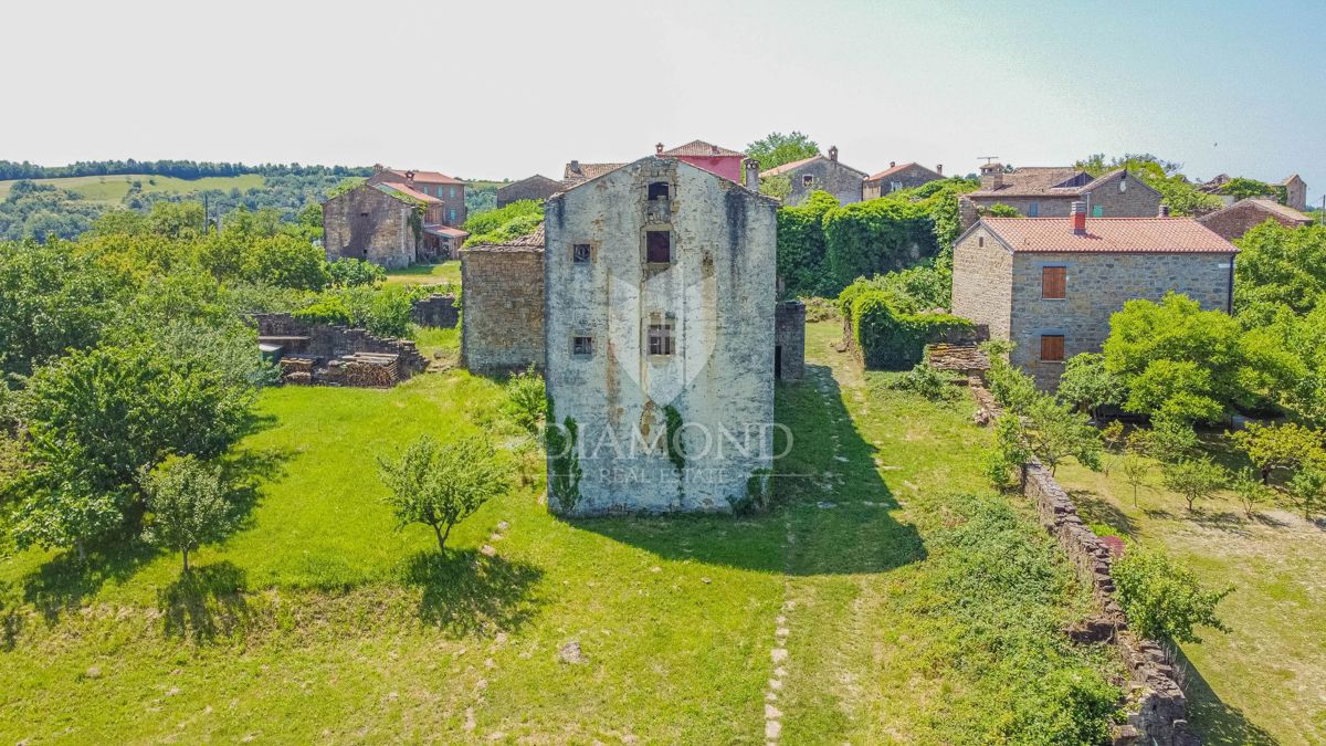 Momiano, dintorni! Rudere da ristrutturare con vista panoramica sul mare!