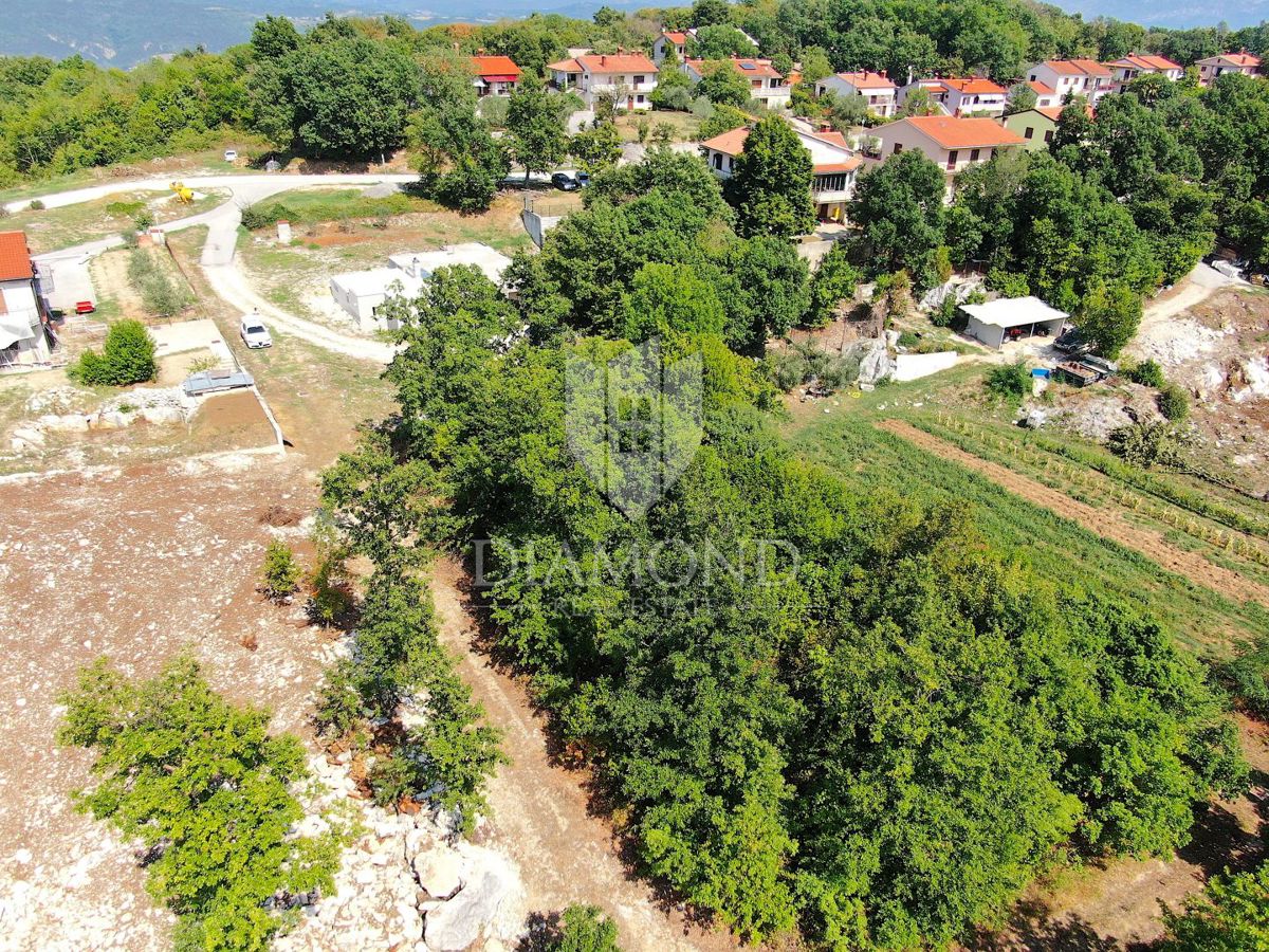 Pićan, terreno edificabile ai margini del paese con vista aperta