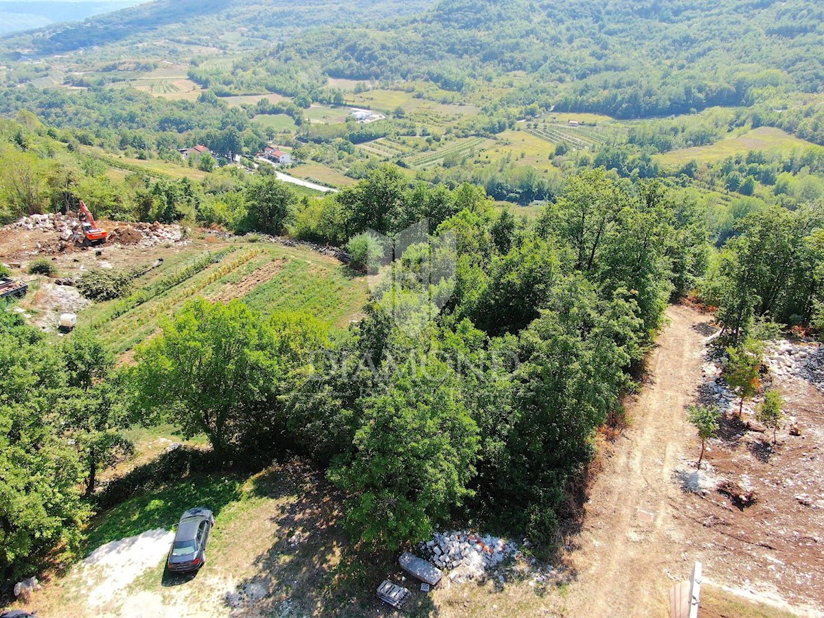 Pićan, terreno edificabile ai margini del paese con vista aperta