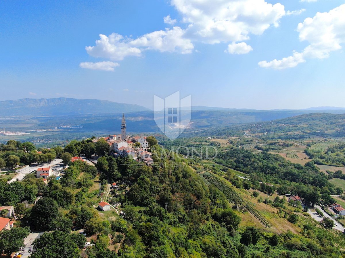 Pićan, terreno edificabile ai margini del paese con vista aperta