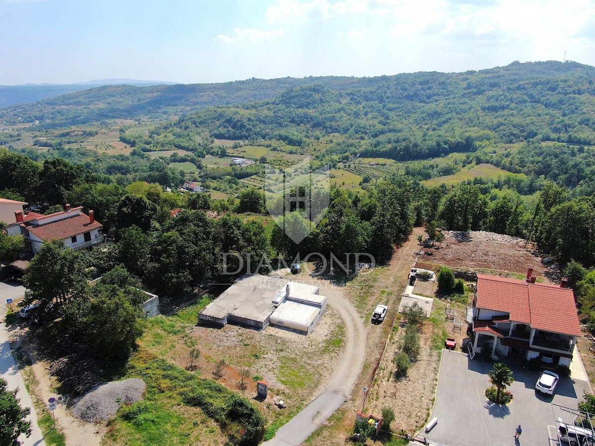 Pićan, terreno edificabile ai margini del paese con vista aperta