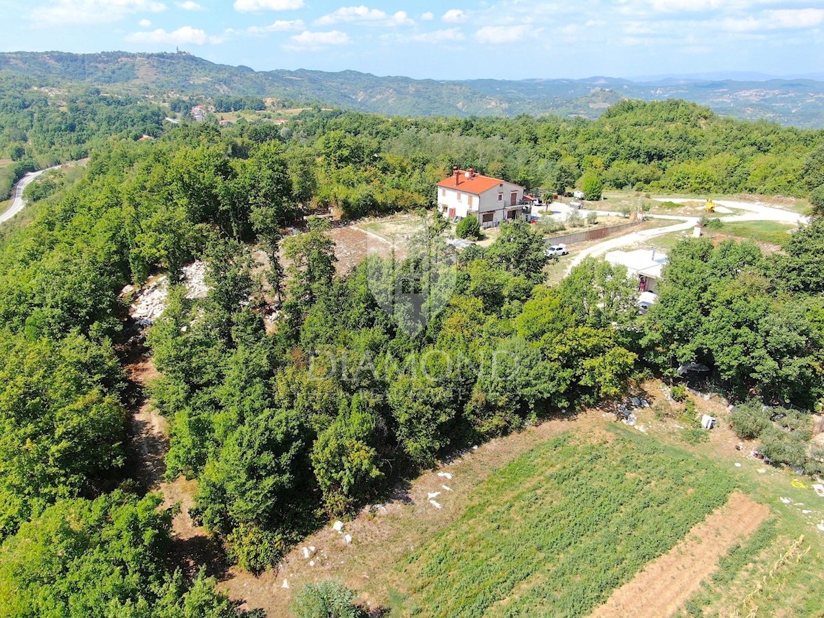 Pićan, terreno edificabile ai margini del paese con vista aperta