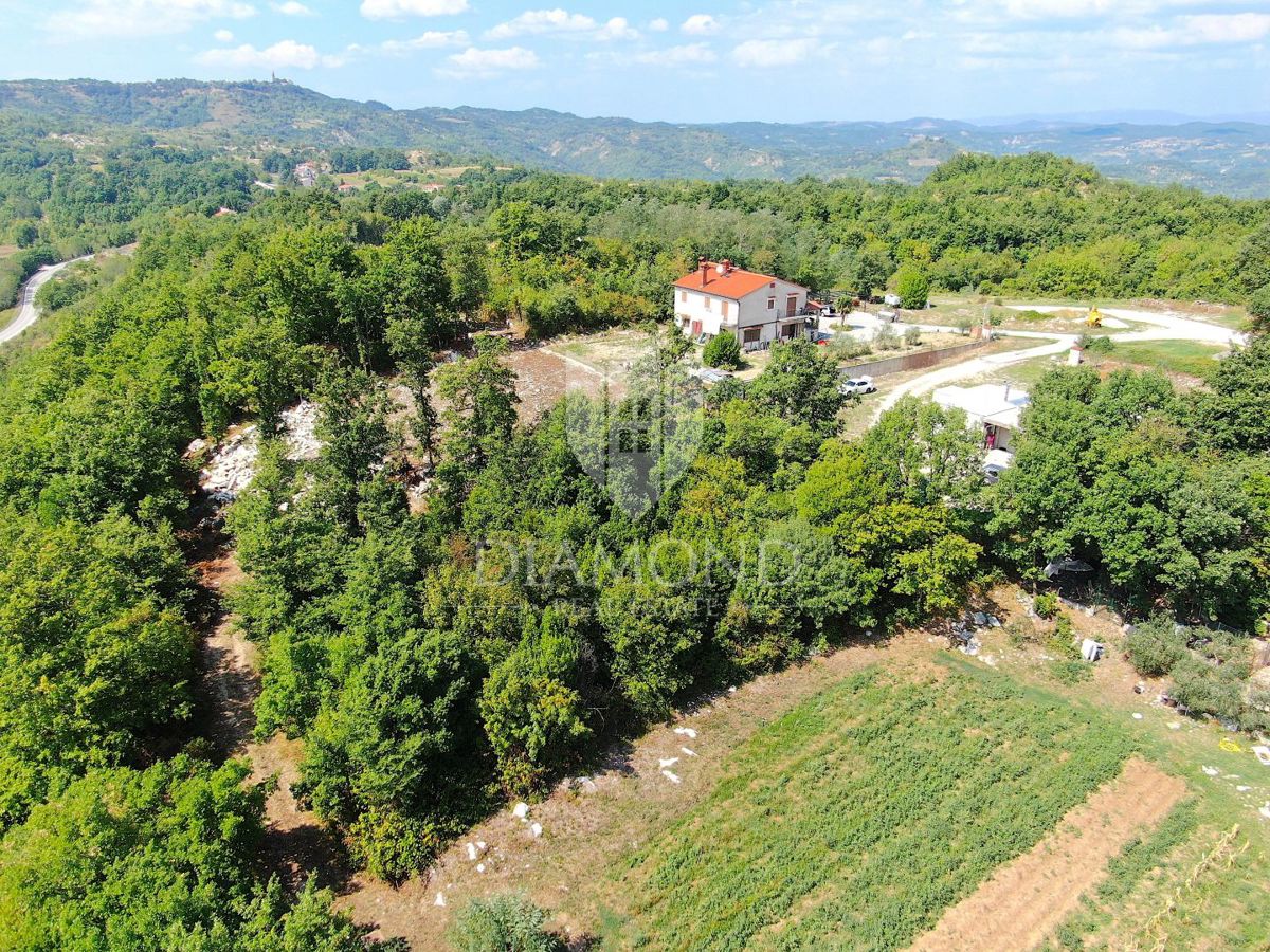 Pićan, terreno edificabile ai margini del paese con vista aperta