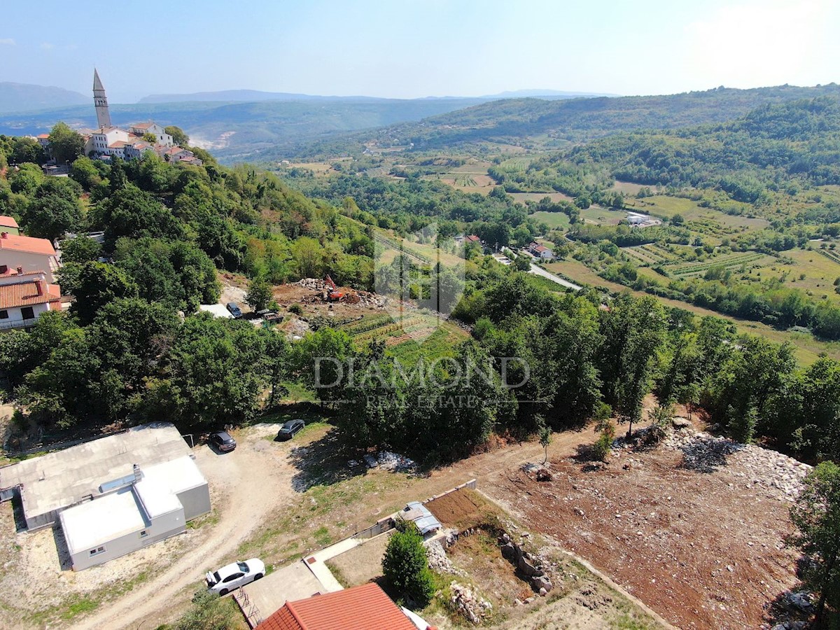 Pićan, terreno edificabile ai margini del paese con vista aperta