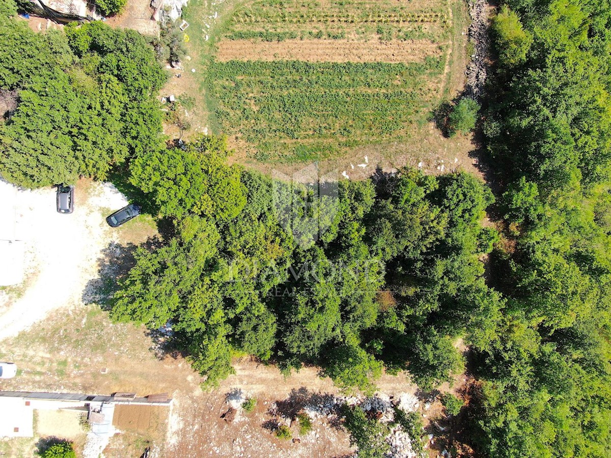 Pićan, terreno edificabile ai margini del paese con vista aperta