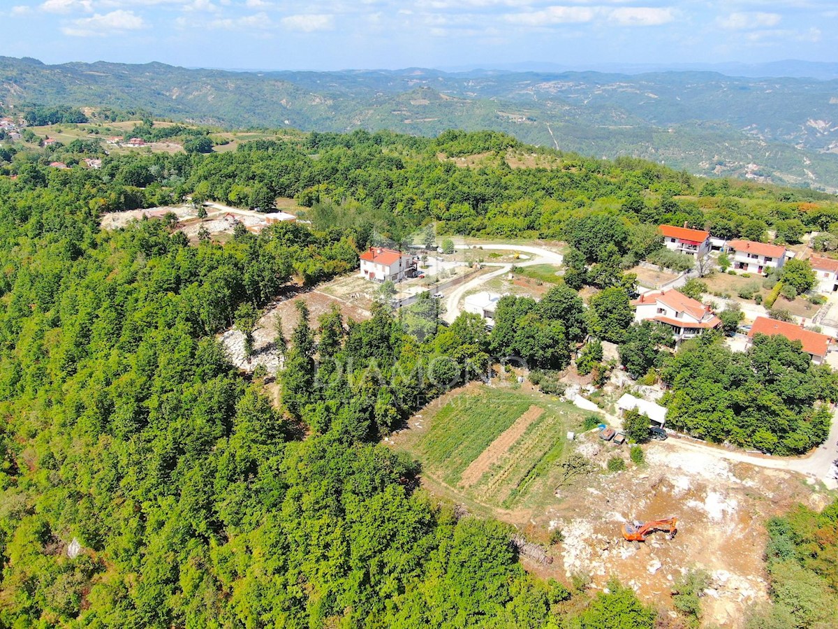 Pićan, terreno edificabile ai margini del paese con vista aperta