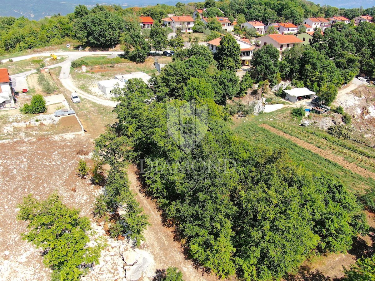 Pićan, terreno edificabile ai margini del paese con vista aperta