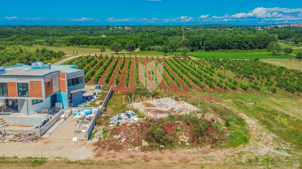 Verteneglio, dintorni! Bella moderna villa bifamiliare in costruzione!