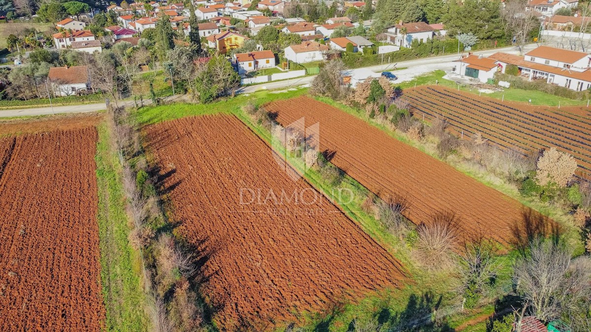 Zona di Umago, ampio terreno a 450 m dal mare!