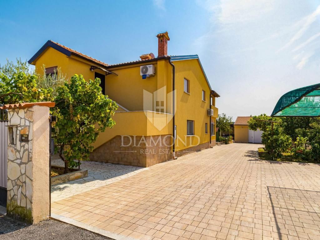 Parenzo, condominio con piscina e ampio giardino!