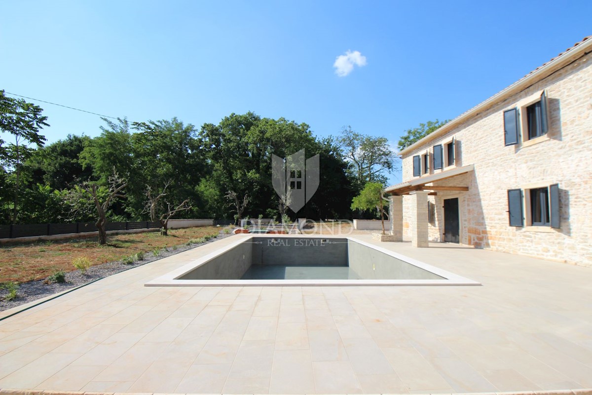 Barban, Istria centrale, casa in pietra ristrutturata con piscina