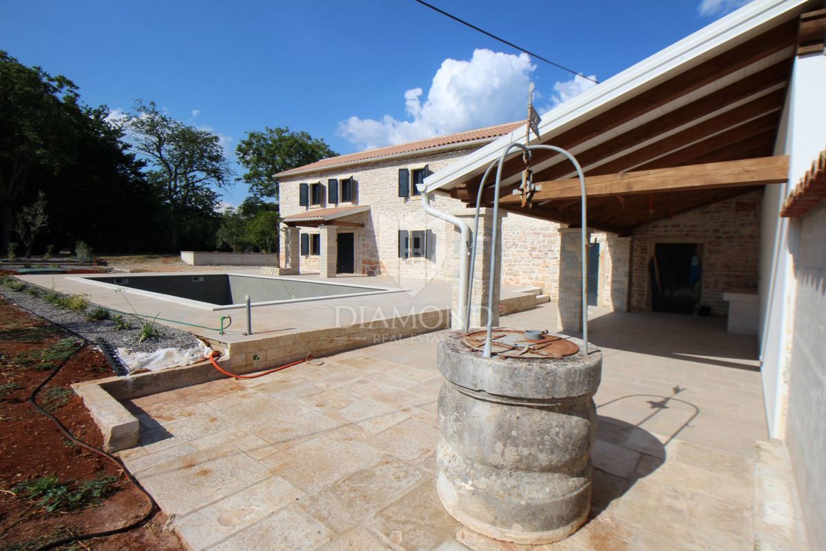 Barban, Istria centrale, casa in pietra ristrutturata con piscina