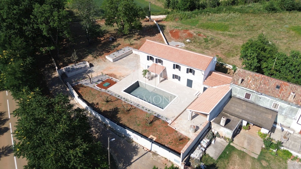 Barban, Istria centrale, casa in pietra ristrutturata con piscina