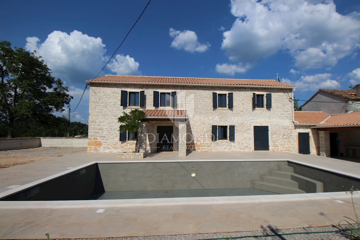 Barban, Istria centrale, casa in pietra ristrutturata con piscina